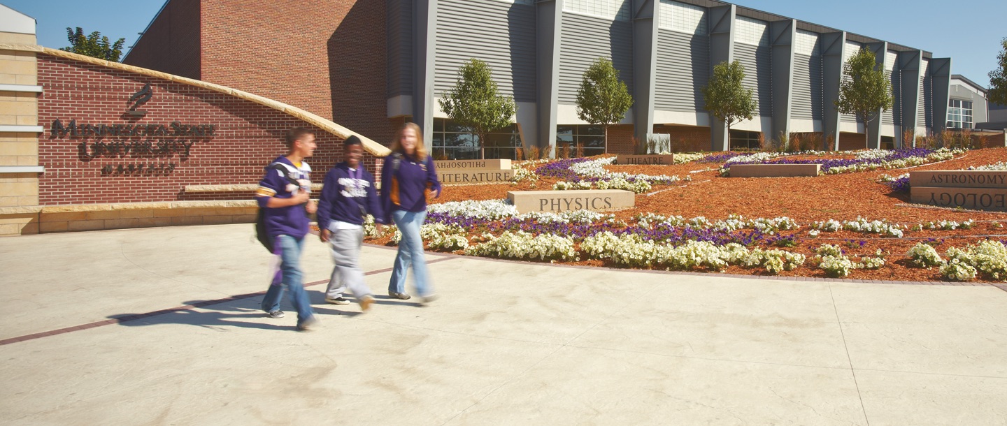 minnesota state gateway plaza with students